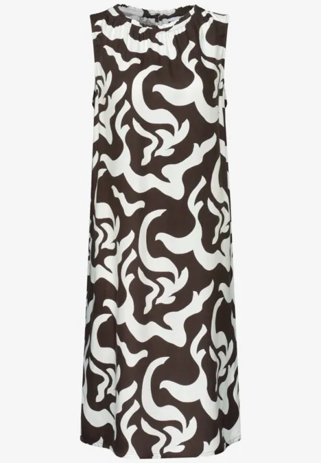 Mouwloze midi-jurk met een zwart-wit abstract swirl-patroon.