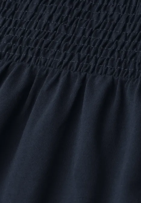 Midi-Kleid mit Smok-Oberteil deep blue Dunkelblauer Stoff: Obere Partien mit elastischer Raffung, unterer Teil locker fallend.