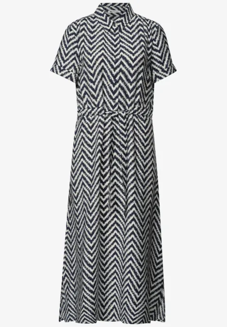 Schwarz-weißes Midikleid mit Zickzackmuster, Hemdkragen, Knopfleiste und Taillengürtel.