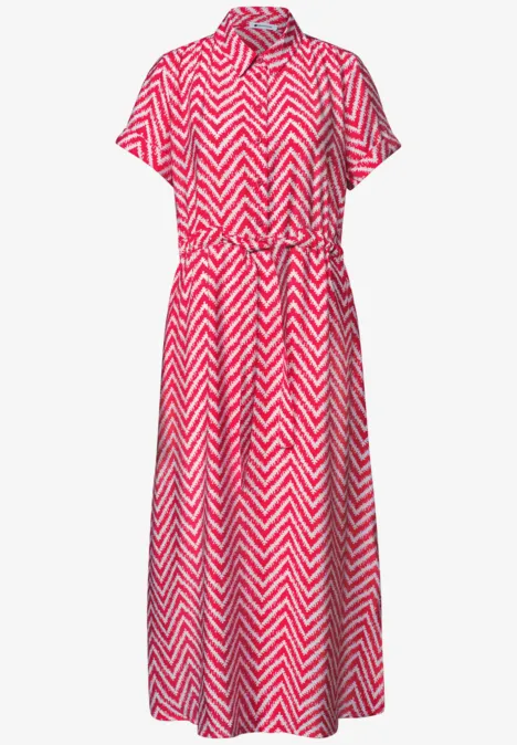 Rotes Midikleid mit weißem Zickzackmuster, kurzen Ärmeln und Taillengürtel.