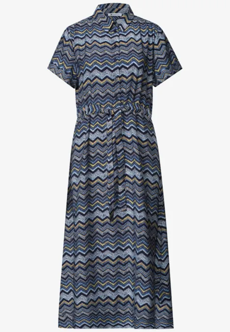 Midi-jurk met zigzagpatroon frozen wave Midi-jurk met korte mouwen, overhemdkraag en ceintuur, blauw-grijs zigzagpatroon.