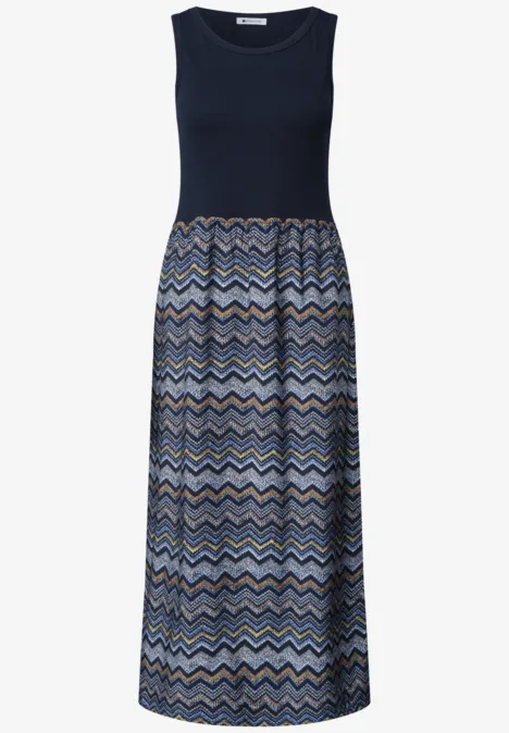 Midi-Kleid mit Strukturrock deep blue Ärmelloses Maxikleid mit dunkelblauem Oberteil und gemustertem Rock in Zickzack-Design.