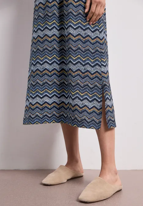 Midi-Kleid mit Strukturrock deep blue Ein midi Rock mit buntem Zickzackmuster und seitlichem Schlitz, dazu beige Slipper.