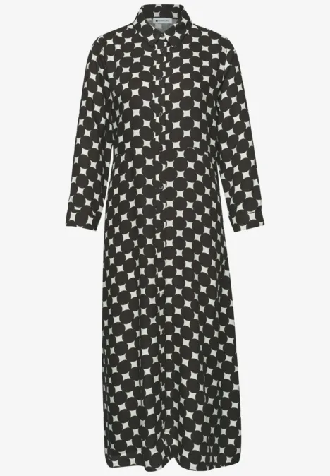 Schwarzes, knielanges Hemdkleid mit langen Ärmeln und weißem Sternmuster.