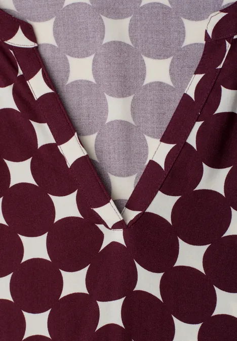V-Ausschnitt-Oberteil mit bordeauxrotem Stoff und weißem Kreismuster