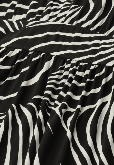 Robe midi avec imprimé et détail smocké Black Tissu noir et blanc à motif zébré irrégulier.