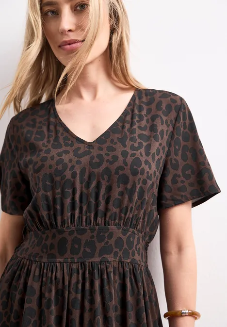 Midi-jurk met V-hals en luipaardprint, getailleerd model en korte mouwen.