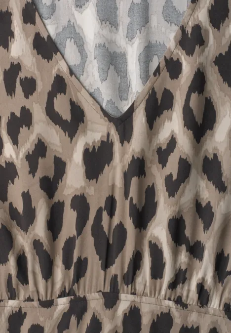 Midi-Kleid mit Print und Smok-Detail timeless beige Nahaufnahme eines Oberteils mit braun-beige-schwarzem Leopardenmuster und V-Ausschnitt.