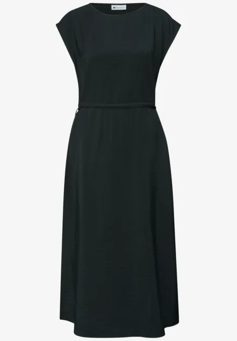 Schlichtes schwarzes Midikleid mit überschnittenen Schultern, rundem Ausschnitt, Taillengürtel und lockerem Rock.