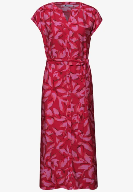 Rotes Midikleid mit pinkem Blattmuster, kurzen Ärmeln und Taillengürtel.