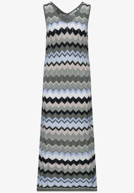 Robe longue sans manches à encolure V, motifs zigzag aux tons bleu, gris, noir et blanc.
