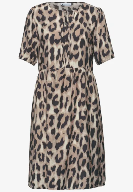 Knielanges Kleid mit Kurzärmeln, Taillengürtel und auffälligem Leopardenmuster.