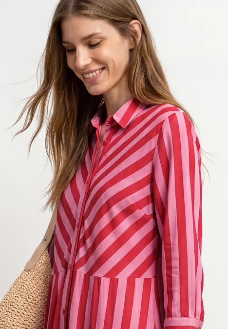 Maxi-Kleid mit Hemdkragen und Print salsa red Eine Frau in rot-rosa gestreiftem Hemd hält eine Strohtasche.