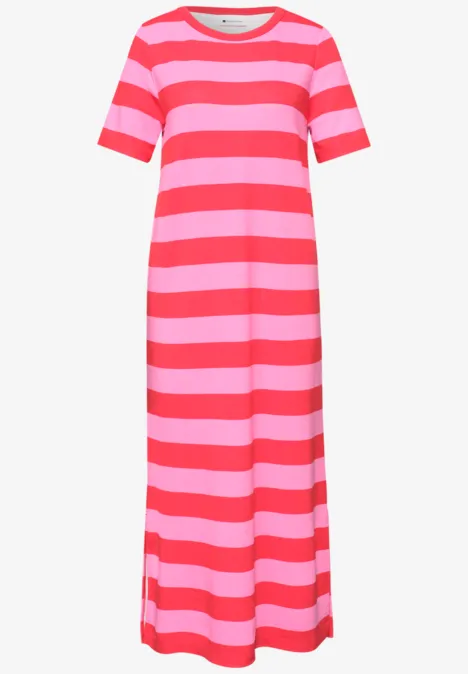 Lange T-shirtjurk met roze en rode horizontale strepen en korte mouwen.