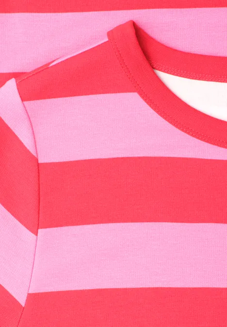 T-shirt met ronde hals en brede roze en rode horizontale strepen.