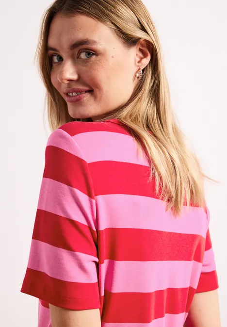 Persoon in rood-roze gestreept T-shirt met korte mouwen, gezien van achteren en van opzij