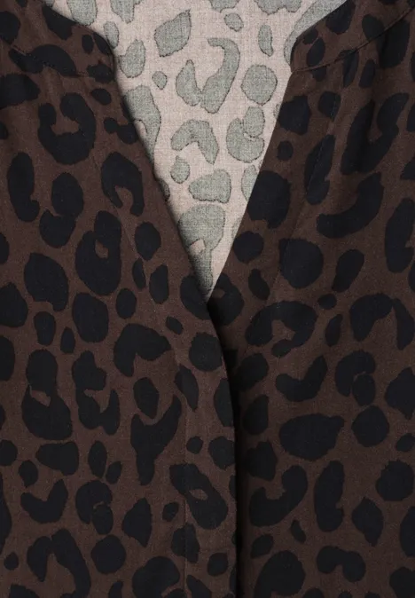 Midi-Kleid mit Split Neck und Print molten earth Nahaufnahme zweier Stofflagen mit braunem und beigem Leopardenmuster.