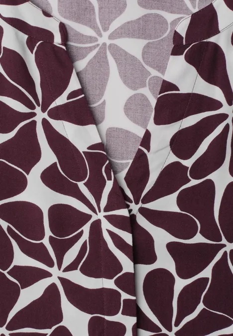 Midi-Kleid mit Split Neck und Print rustic rouge Nahaufnahme eines Stoffes mit burgunderfarbenen, abstrakten Blütenblättern auf hellem Grund.