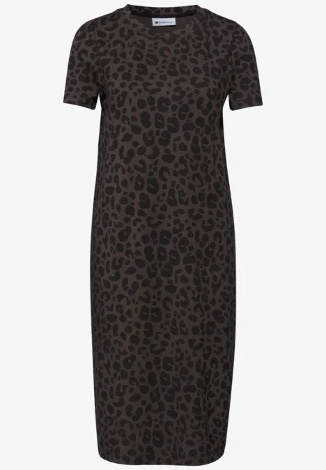 Midi-jurk met korte mouwen en bruin-zwarte luipaardprint, ronde hals.