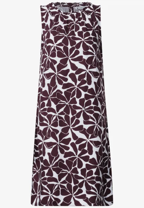 Knielange jurk met ronde halslijn rustic rouge Mouwloze rechte jurk met groot bordeaux bloemenpatroon op witte achtergrond.