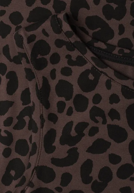 Jersey midi-jurk met leoprint molten earth Close-up van bruin stof met zwart luipaardprint.