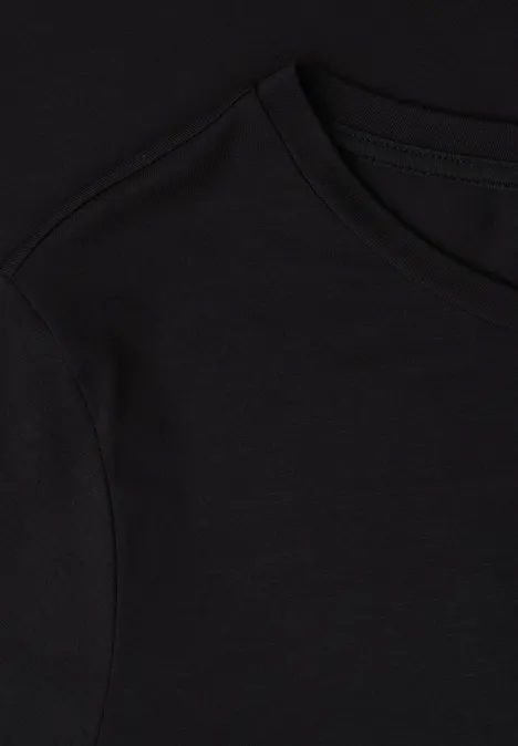 Midi-jurk met korte mouwen en splitdetail Black Close-up van twee zwarte T-shirts van hals- en schoudergebied