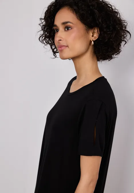 Midi-jurk met korte mouwen en splitdetail Black Zijaanzicht van een vrouw met krullend haar in een zwart T-shirt met korte mouwen tegen een lichte achtergrond.