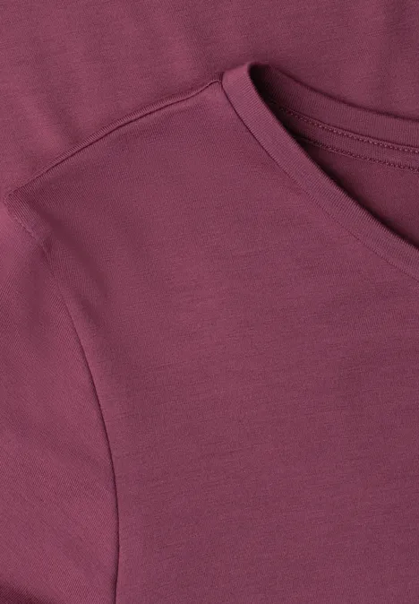 Midi-jurk met korte mouwen en splitdetail dark clouded blush Close-up van een bordeauxrood T-shirt van zachte stof met ronde hals.