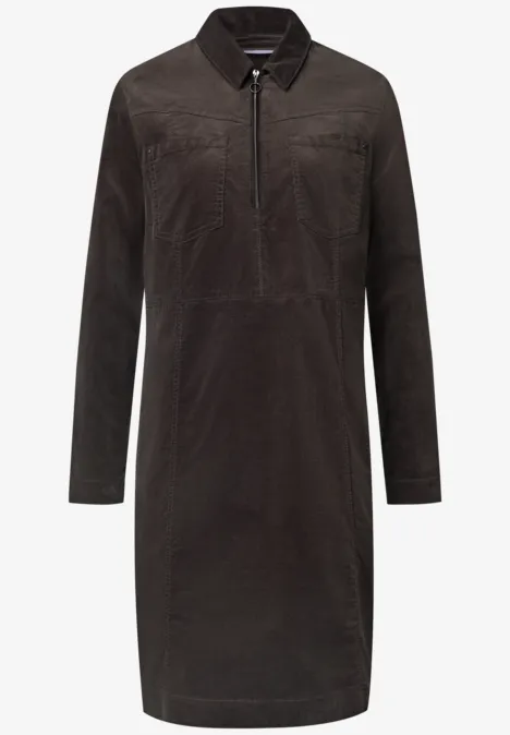 Knielanges Kleid aus Cord mit Zipper black coffee Dunkelbraunes Cordkleid mit langen Ärmeln, halbem Reißverschluss und Brusttaschen.