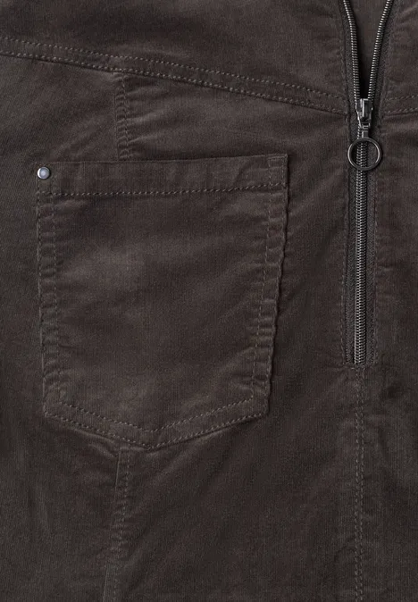 Knielanges Kleid aus Cord mit Zipper black coffee Nahaufnahme einer dunkelbraunen Velourslederjacke mit Reißverschluss und aufgesetzter Tasche.