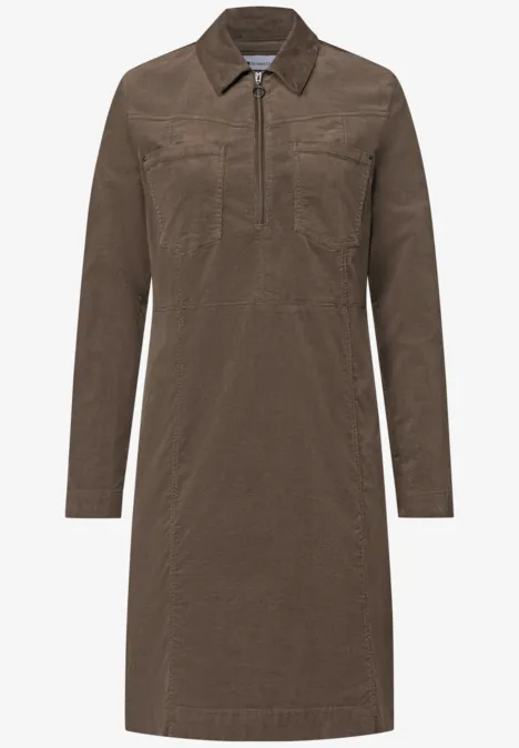 Kniehoge jurk van corduroy met ritssluiting velvet mocha Bruine, knie-lange jurk met overhemdkraag, gedeeltelijke ritssluiting en borstzakken.