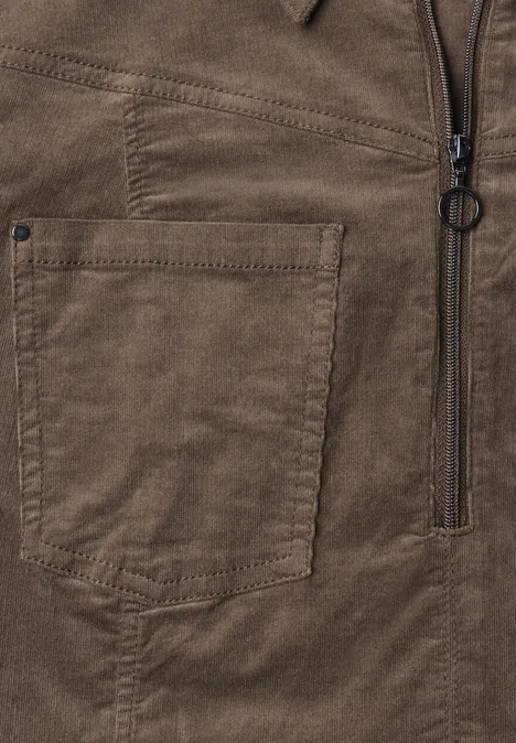 Kniehoge jurk van corduroy met ritssluiting velvet mocha Bruine corduroy- of suèdestof, opliggend zakje en verticale rits met ringtrekker.