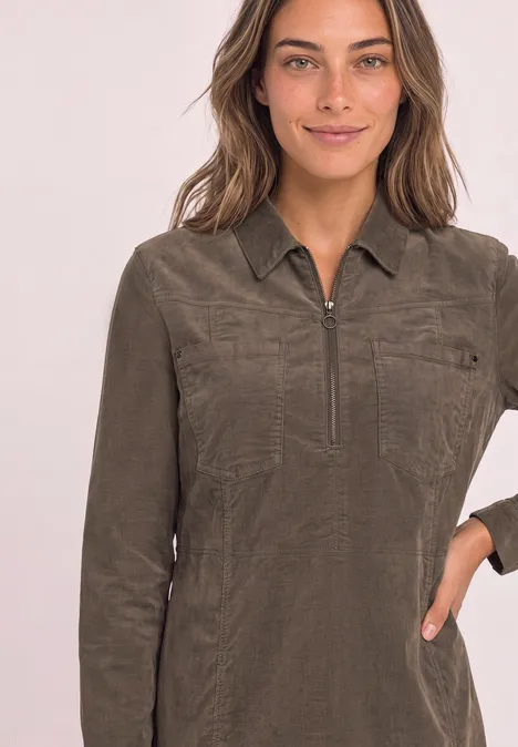 Kniehoge jurk van corduroy met ritssluiting velvet mocha Vrouw draagt kaki shirt met lange mouwen, rits, kraag en borstzakken.