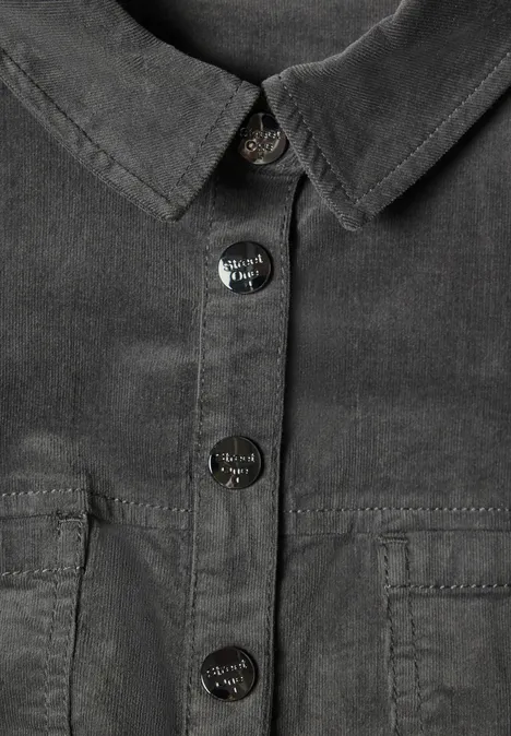 Knielanges Kleid aus softem Cord gravel grey Close-up einer dunkelgrauen Cordhemdjacke mit Kragen, vier silbernen Knöpfen und aufgesetzten Taschen