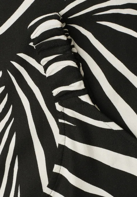 Schwarz-weißer Zebra-Print mit Rüschen