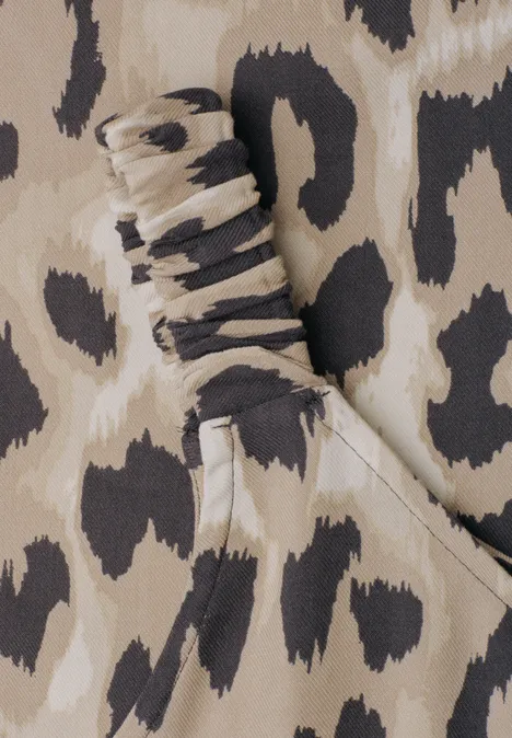 Knielanges Kleid mit gerafften Trägern timeless beige Beiger Leoprint mit dunkelbraunen und schwarzen Flecken, Detail einer gerafften Manschette und Schlitz