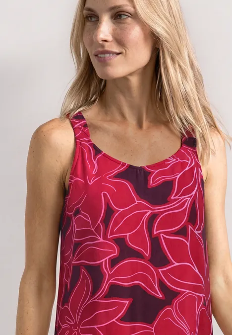 Knielanges Kleid mit gerafften Trägern salsa red Frau trägt ärmelloses rotes Oberteil mit floralem Muster.