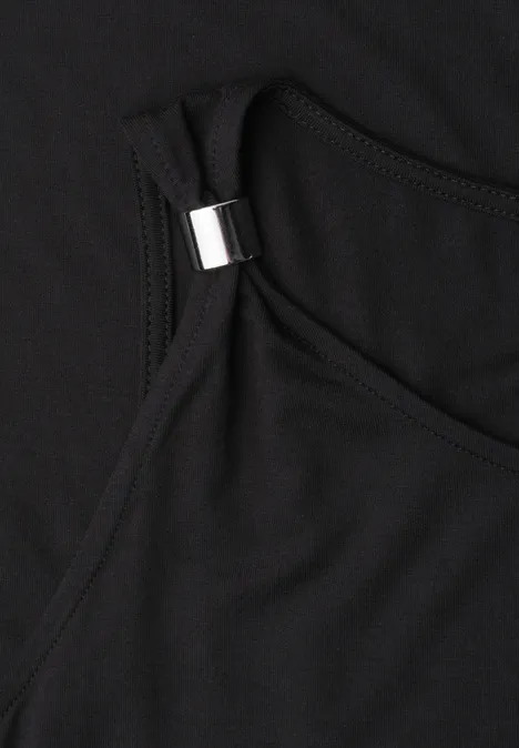Knielanges Kleid mit Schnallendetail Black Nahaufnahme eines schwarzen Oberteils mit dünnem Träger und silbernem Ringdetail.