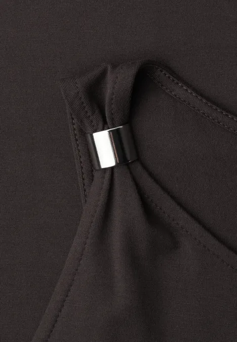Knielanges Kleid mit Schnallendetail espresso brown Nahaufnahme eines schwarzen Stoffriemens mit silbernem Metallring.