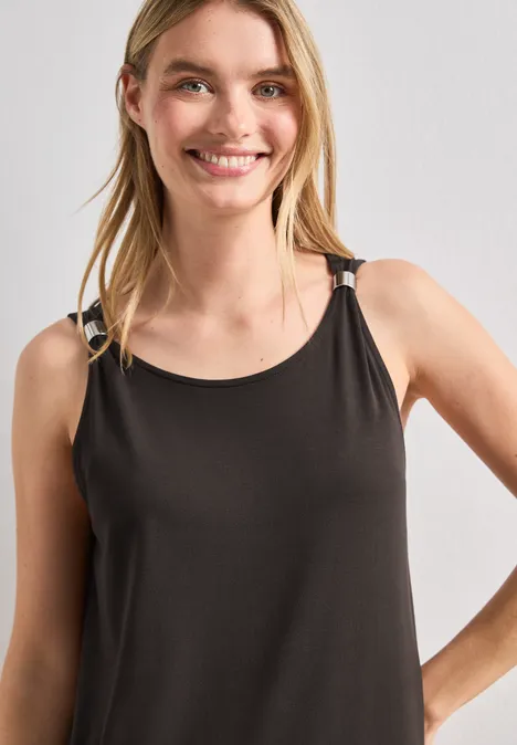 Knielanges Kleid mit Schnallendetail espresso brown Frau in ärmellosem schwarzen Top vor hellem Hintergrund.