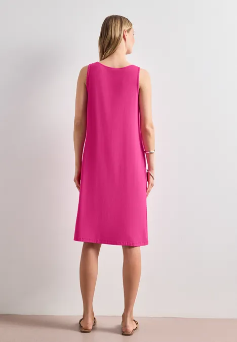 Knielanges Kleid mit Schnallendetail magenta dream Person im pinken ärmellosen Kleid und Sandalen, Rückenansicht.