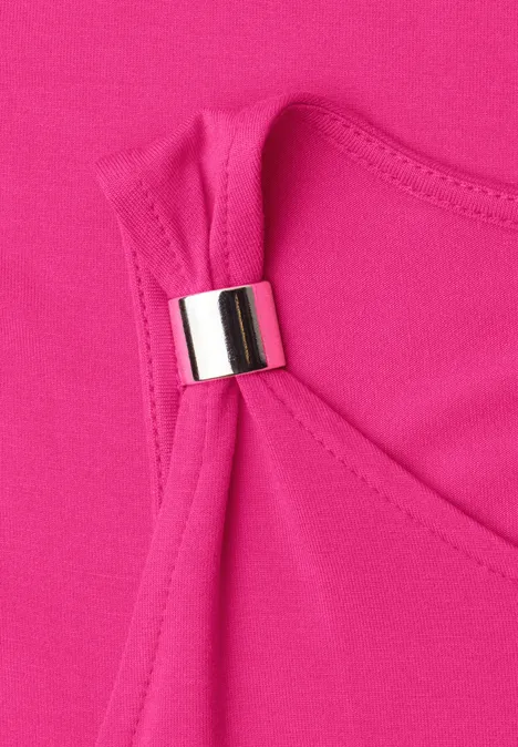 Knielanges Kleid mit Schnallendetail magenta dream Detailaufnahme eines pinken Oberteils mit metallischem Ring am Träger.