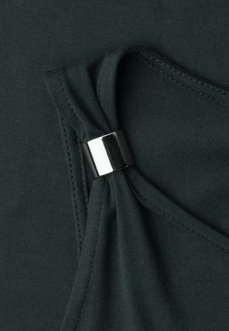 Robe longueur genou avec détail de boucle deep bound green Gros plan sur un vêtement noir avec une boucle métallique argentée sur une lanière.
