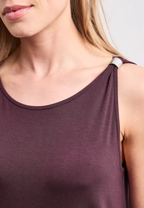 Knielanges Kleid mit Schnallendetail rustic rouge Frau trägt ärmelloses, dunkelrotes Oberteil mit Spaghettiträgern; Nahaufnahme von Brust, Hals und Schulter.
