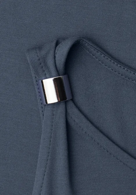 Knielanges Kleid mit Schnallendetail ashen blue Nahaufnahme eines dunkelblauen BH-Trägers mit silbernem Versteller.