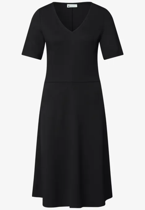 Knielanges Kleid aus Jersey mit Kurzarm Black Schwarzes V-Ausschnitt-Kleid mit halblangen Ärmeln und ausgestelltem Rock.