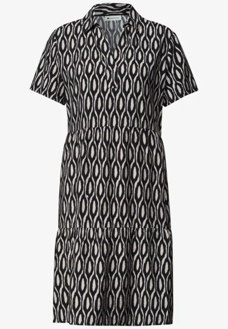 Knielanges Kleid mit Kurzarm und Print clay sand Schwarz-weiß gemustertes Hemd-Kleid mit Kragen, kurzen Ärmeln und stufigem Rockansatz.
