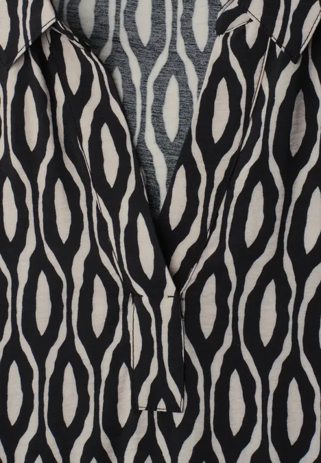 Knielanges Kleid mit Kurzarm und Print clay sand Schwarzer Stoff mit weißem, ovalem Ikat-Muster.