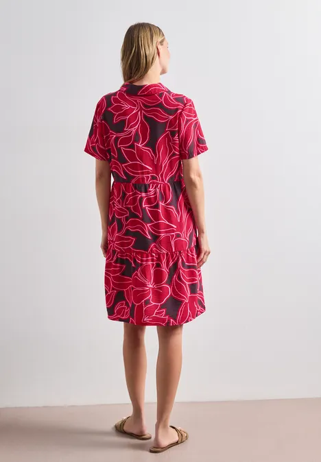Knielanges Kleid mit Kurzarm und Print salsa red Frau steht mit dem Rücken zur Kamera in einem roten, knielangen Kleid mit schwarzem Linienmuster.