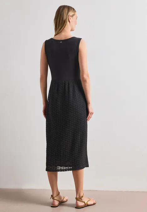 Midi-Kleid mit Rock aus Spitze Black Schwarzes, ärmelloses Midikleid mit strukturierter Optik, tailliert und elegant.